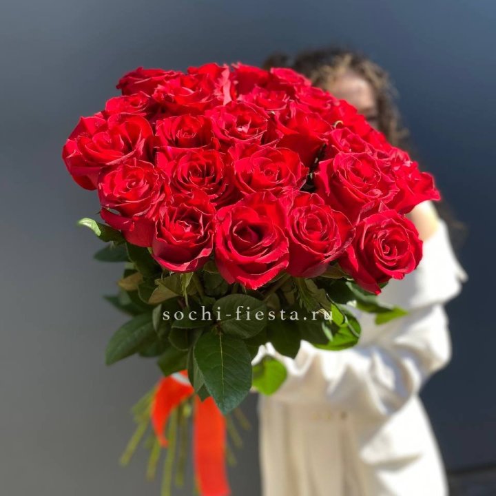 25 высоких красных роз в Смоленске