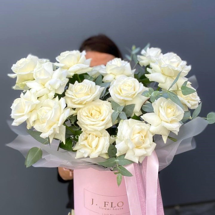 17 Французских белых роз в боксе в Смоленске