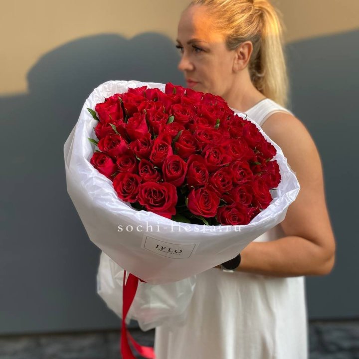 51 роза мадам ред в нежном оформлении в Смоленске