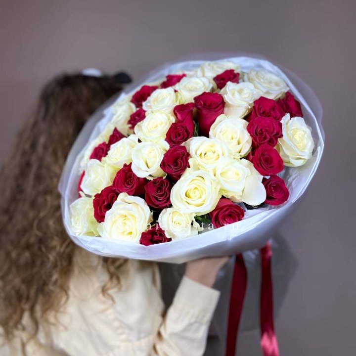 Букет из красных белых 45 роз в Смоленске
