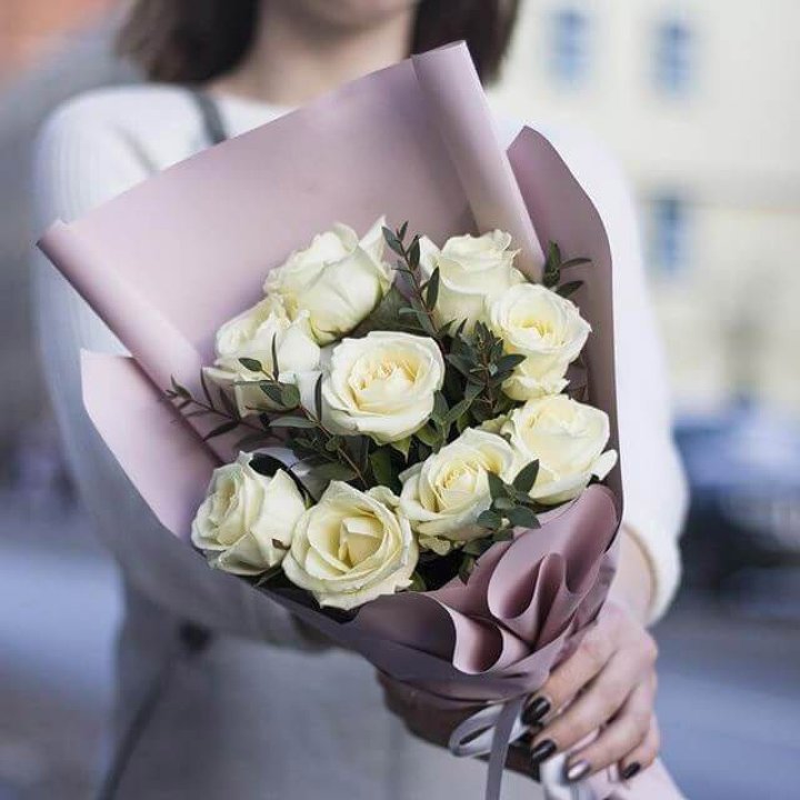 9 белых  роз "Минт" в Смоленске