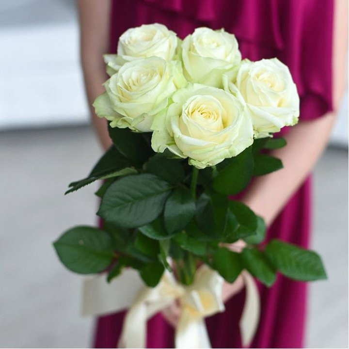 5 белых роз в Смоленске