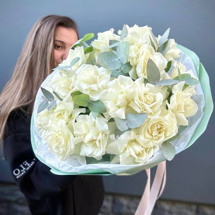 19 Белых французских роз "Ноте бьянке" в Смоленске