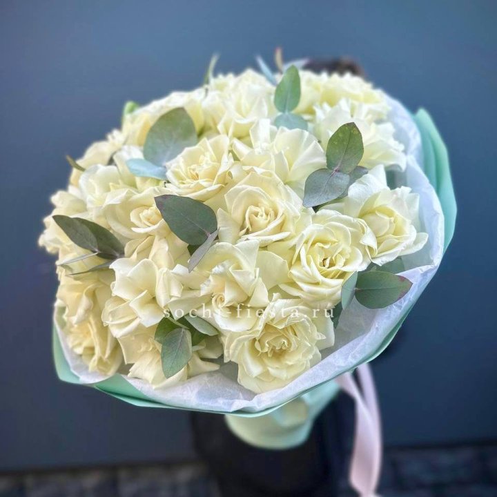 25 Белых французских роз "Ноте бьянка" в Смоленске