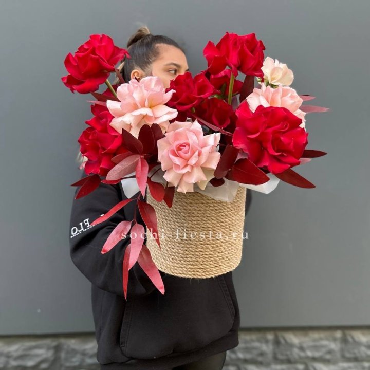 15 Французских роз в джутовом кашпо в Смоленске