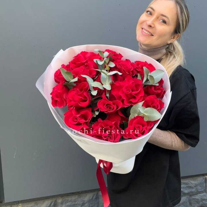 17 Красных французских роз в Смоленске