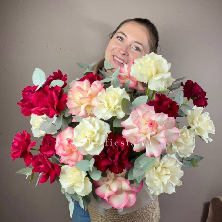 35 французских роз микс в джутовом боксе в Смоленске