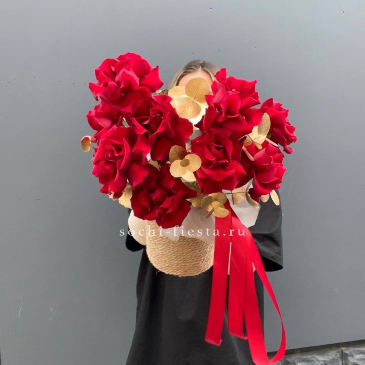 Красные французские розы в джутовом кашпо в Смоленске