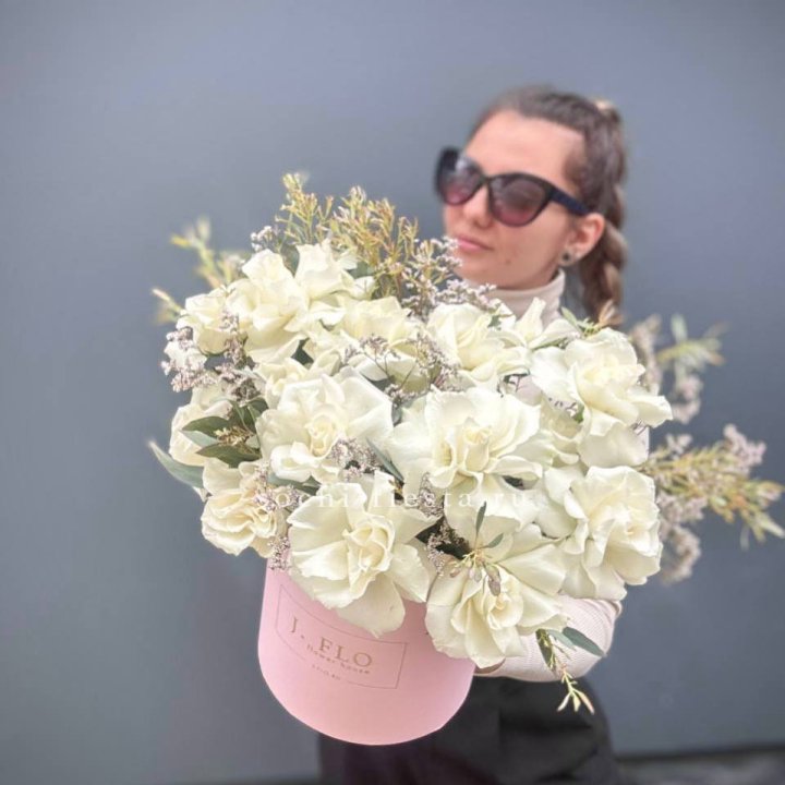 17 Французских белых роз в коробке Афина в Смоленске