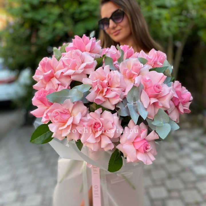 17 Розовых  французских роз в Смоленске