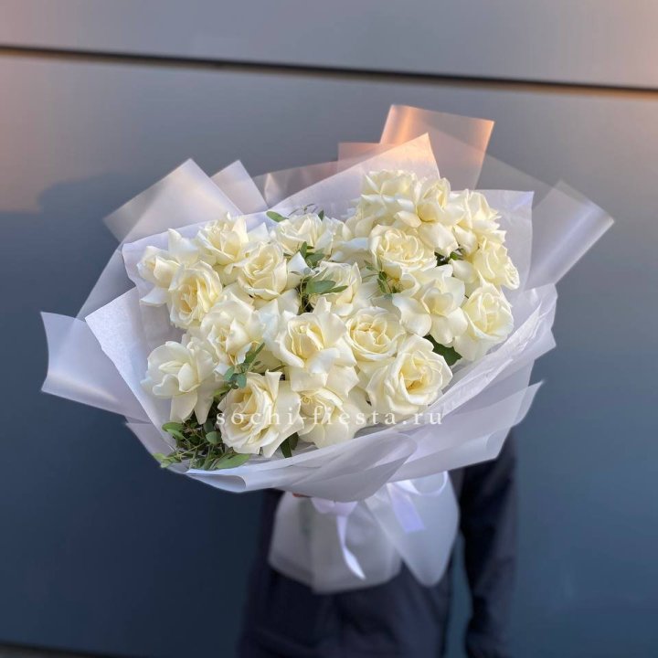 Пышный букет из белых роз в Смоленске