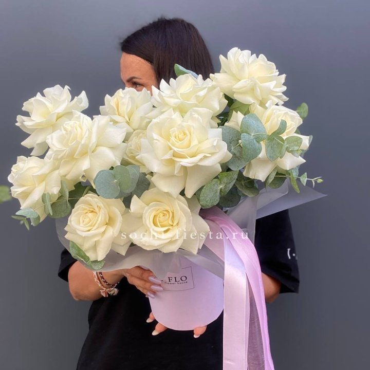 11 Французских белых роз в боксе в Смоленске