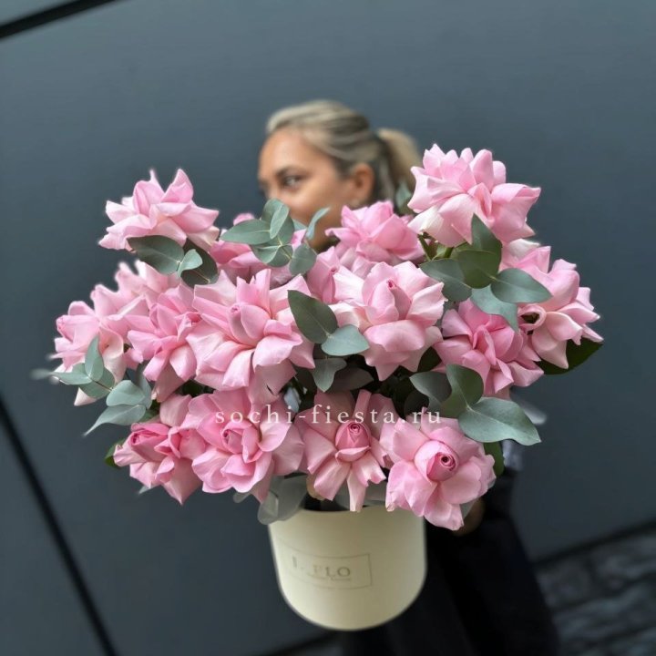 17 Розовых французских роз в боксе в Смоленске