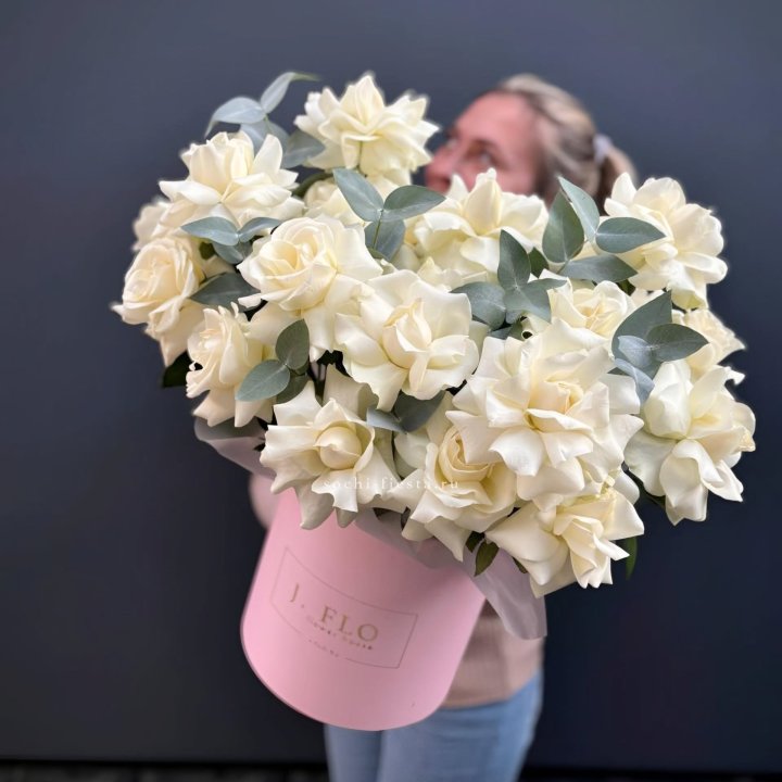 25 Французских белых роз в боксе в Смоленске