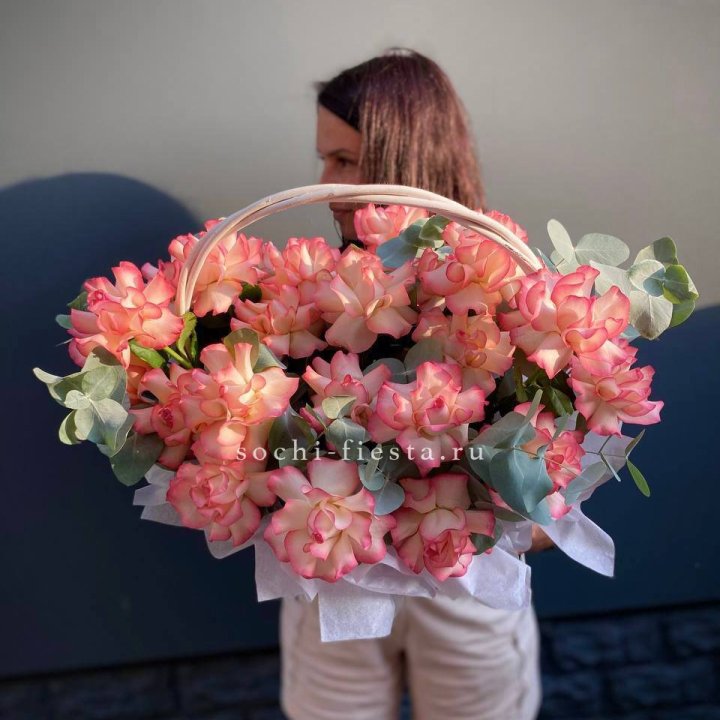 25 Французских роз Джумилия в корзине в Смоленске