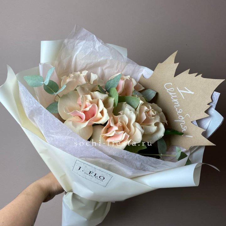 Букет кремовых роз к дню знаний в Смоленске