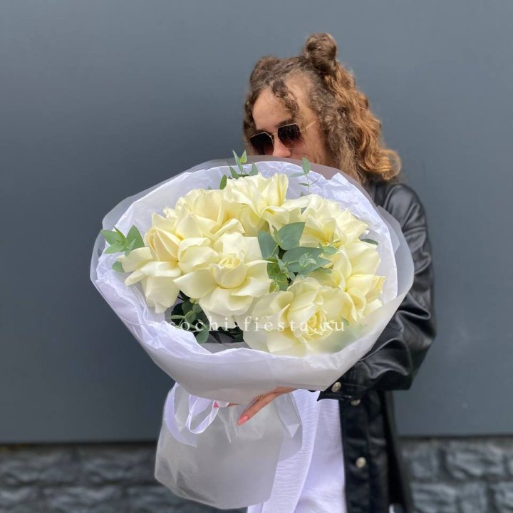 7 Белых французских роз  в Смоленске