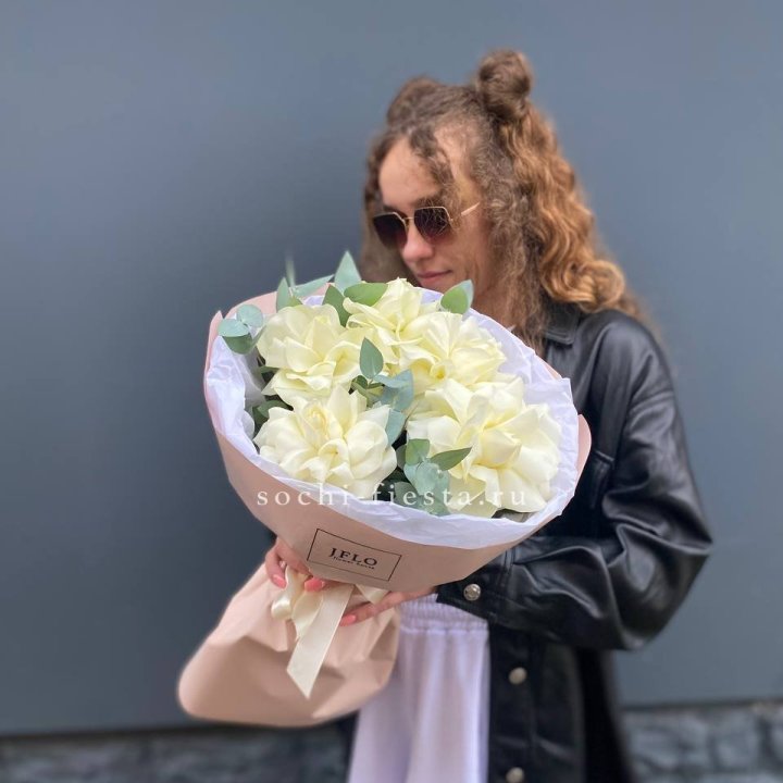 5 Белых французских роз в Смоленске