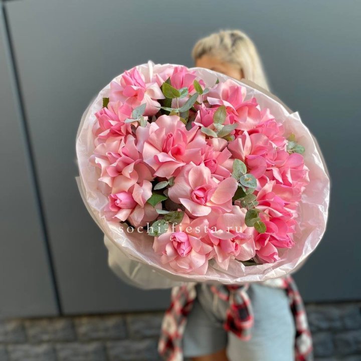 17 розовых роз в Смоленске