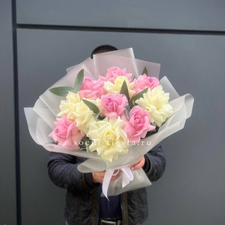 11 бело-розовых роз в Смоленске