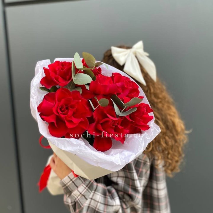 7 красных французских роз в Смоленске