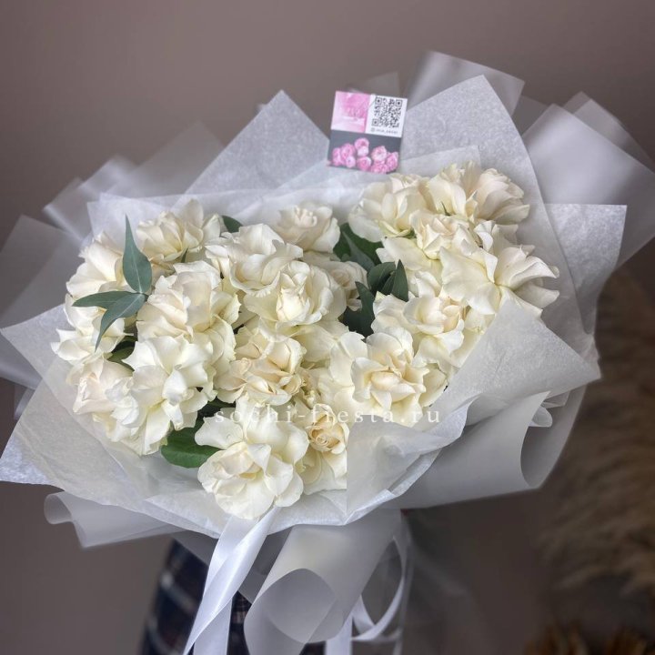 21 французских роз с эвкалиптом в Смоленске