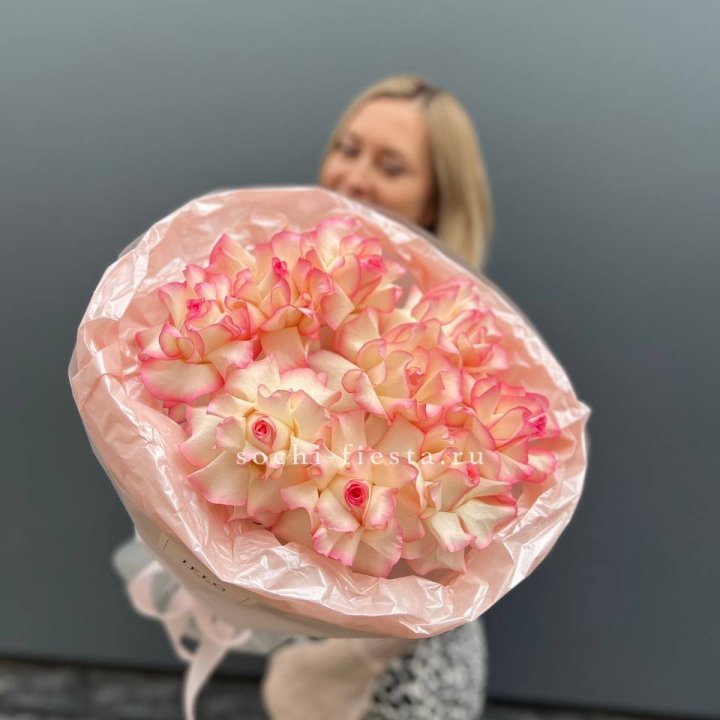 9 французских роз Джумилия в нежном оформлении в Смоленске