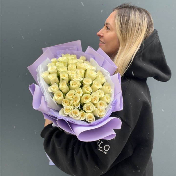 51 белая кенийская роза в оформлении в Смоленске