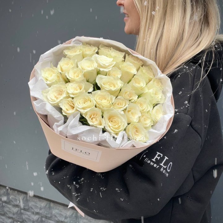 31 белая роза в оформлении в Смоленске