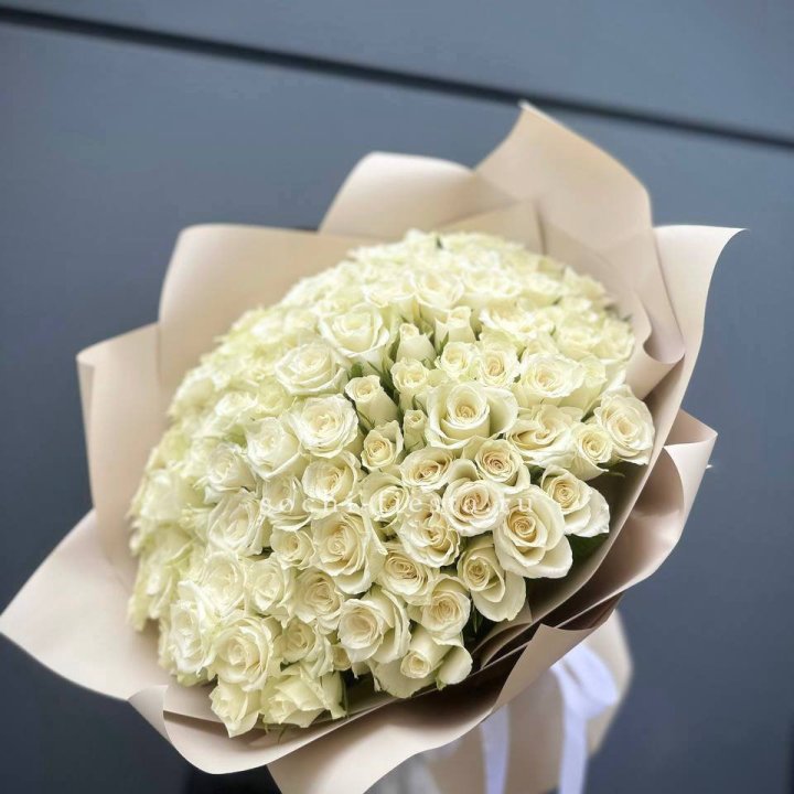 101 белая роза Атена в Смоленске