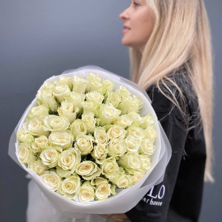 Воздушный букет из 51 белой кенийской розы в Смоленске