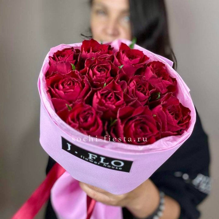 11 красных роз мадам ред в Смоленске