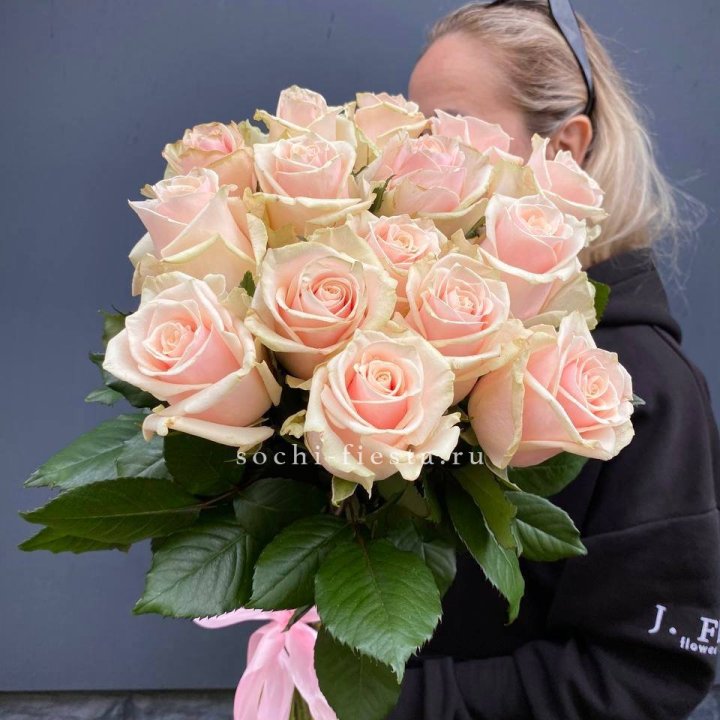 15  кремовых высоких роз в Смоленске