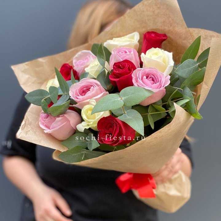 Букет из 15 роз с эвкалиптом в Смоленске