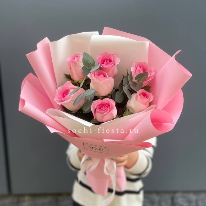 7 роз с эвкалиптом в Смоленске