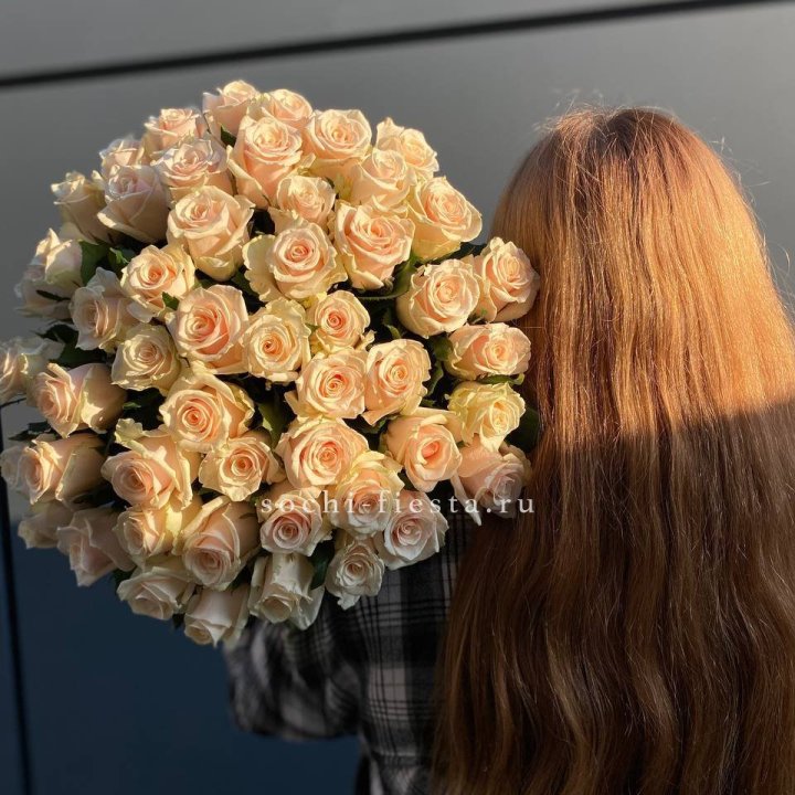 Охапка кремовых роз в Смоленске