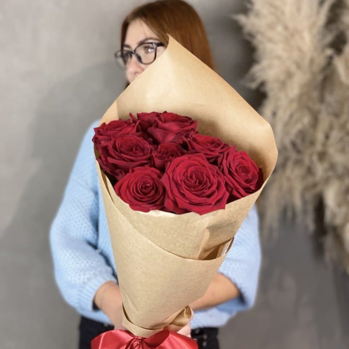 9 красных роз в крафте в Смоленске