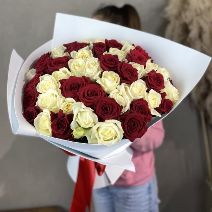51 красная и белая роза в Смоленске
