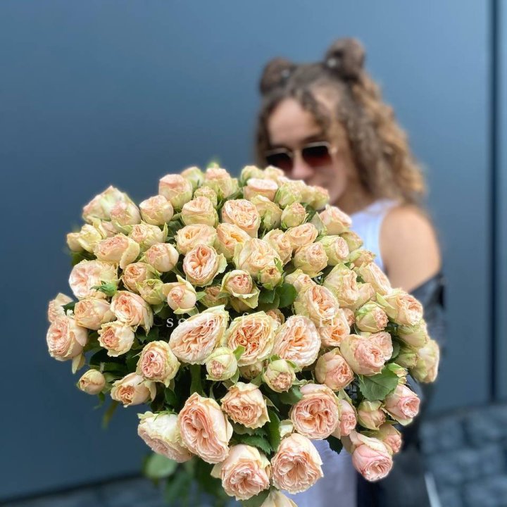 25 пионовидных роз в Смоленске