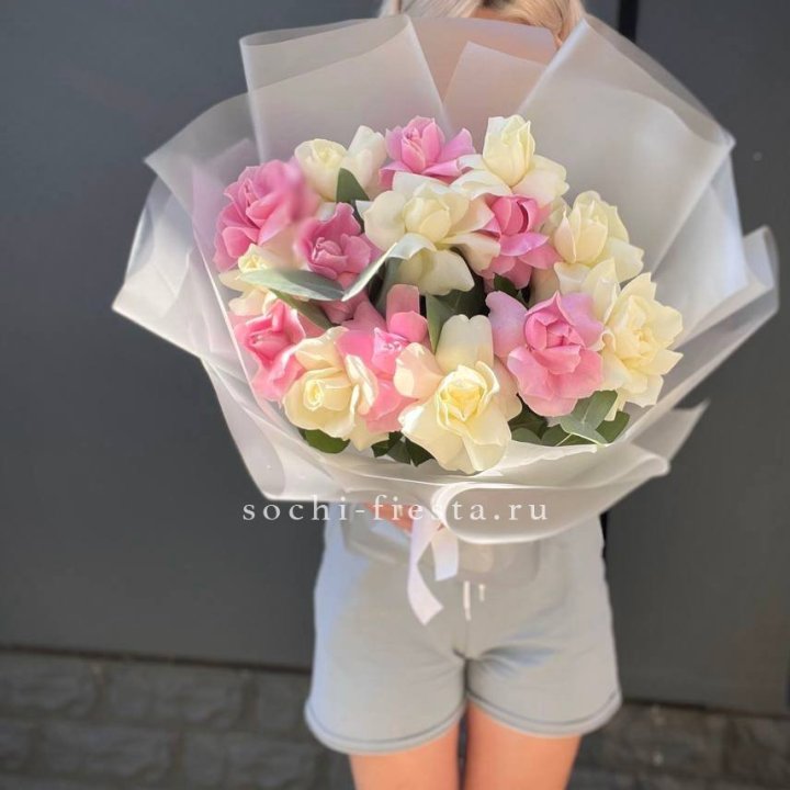 15 бело-розовых роз в Смоленске