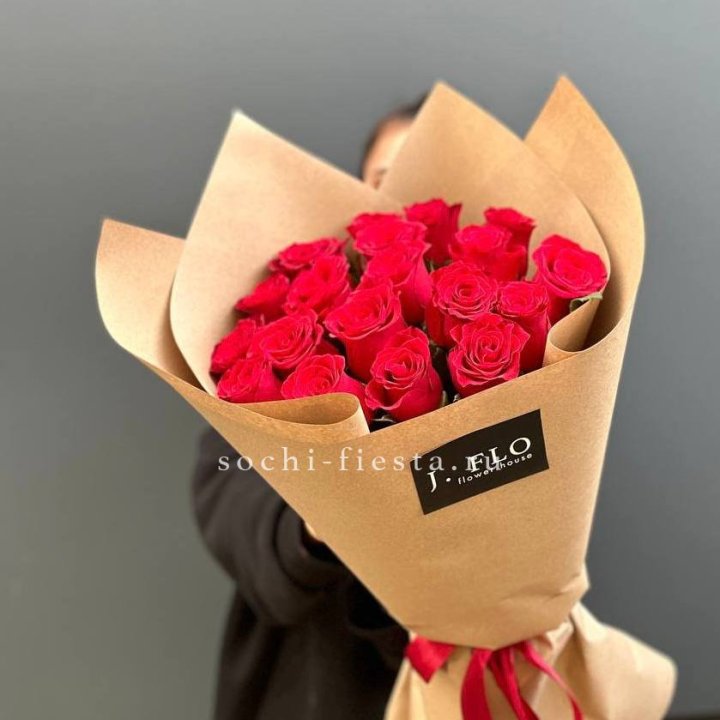 19 красных роз в крафте в Смоленске
