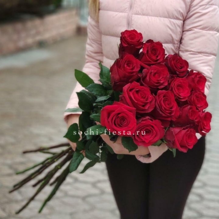 15 высоких красных роз в Смоленске