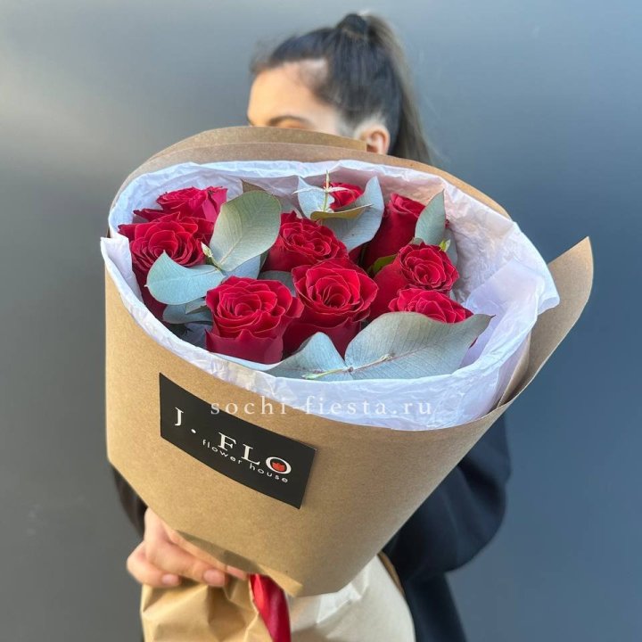 9 роз с эвкалиптом в Смоленске