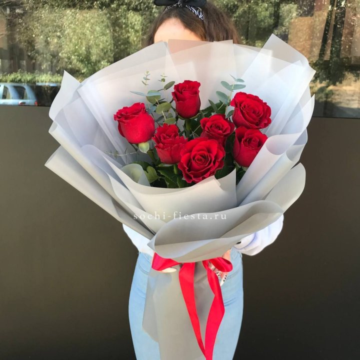 7 красных роз с эвкалиптом  в Смоленске