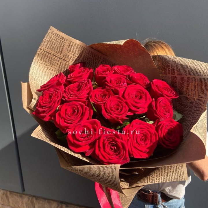 19 красных роз Леди Крафт в Смоленске
