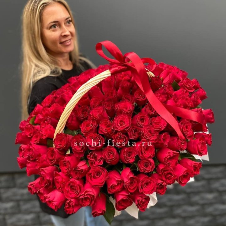 151 красная  роза в корзине в Смоленске