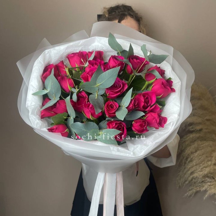 25 малиновых роз с эвкалиптом в Смоленске