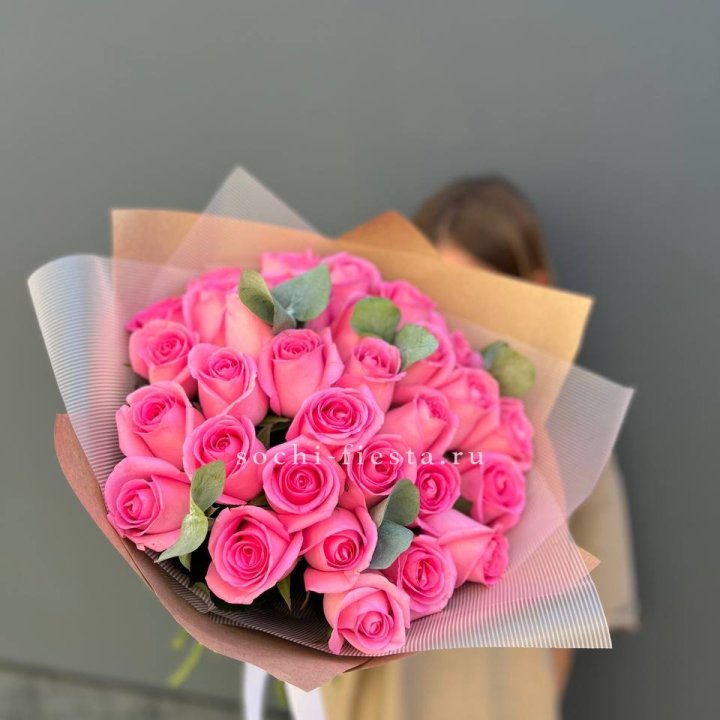 31 розовая роза с эвкалиптом в Смоленске