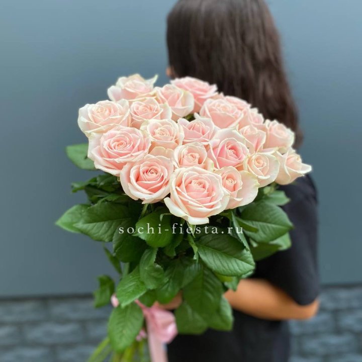 Высокие розовые розы в Смоленске