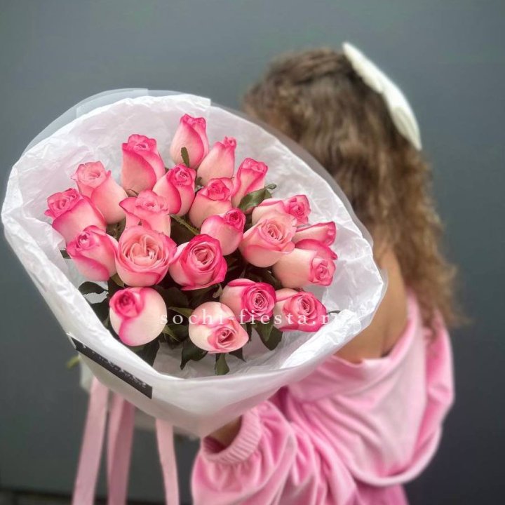 21 розовые розы Венди  в оформлении в Смоленске